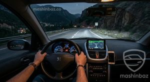 نمای جاده از داخل خودرو با نور هدلایت استاندارد